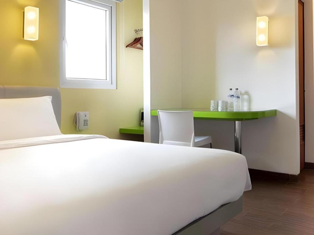 Amaris Hotel Mangga Besar Jakarta Buitenkant foto